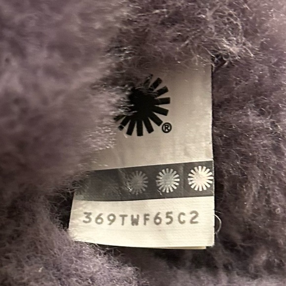 Ugg - Picture 4 of 4